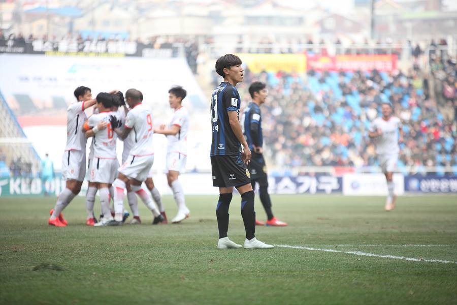 Công Phượng được đồng đội Incheon khen, nể khoản tiếng Anh