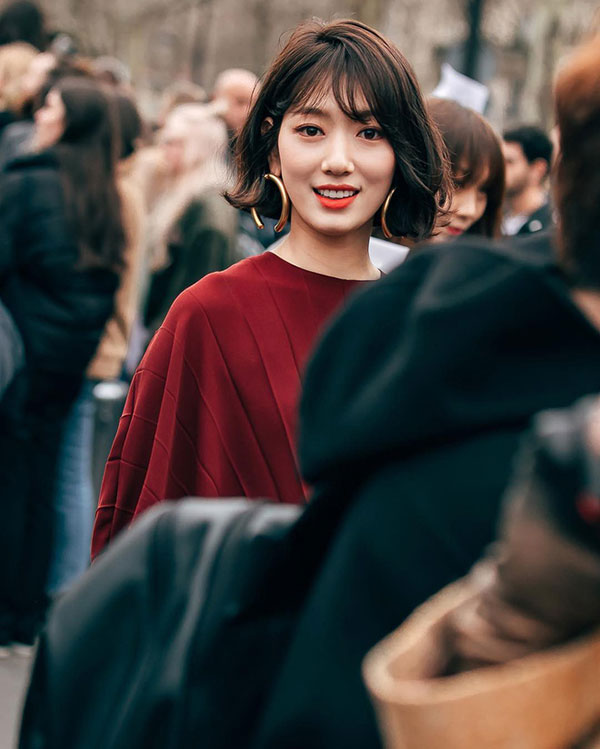 Cắt tóc ngắn và lên đồ sành điệu, Park Shin Hye khiến các fan choáng ngợp với màn lột xác đẳng cấp tại show Valentino