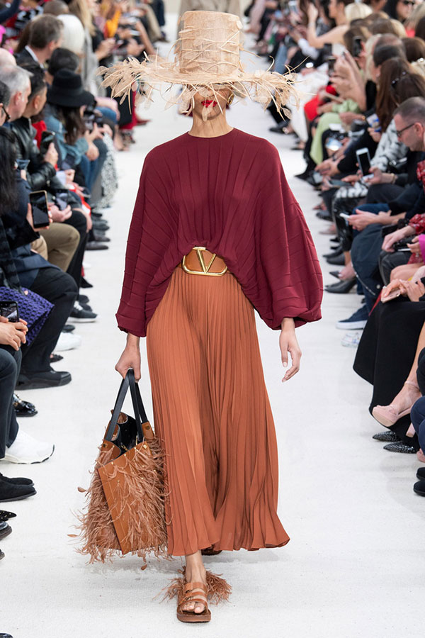 Cắt tóc ngắn và lên đồ sành điệu, Park Shin Hye khiến các fan choáng ngợp với màn lột xác đẳng cấp tại show Valentino