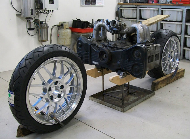 CHOÁNG: Môtô độ động cơ Subaru thành Tay đấm điên cuồng