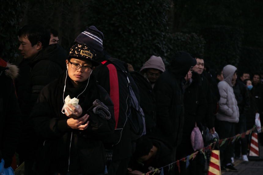 Công nhân lắp iPhone ở TQ ồ ạt nghỉ việc, Huawei có thể thay thế?