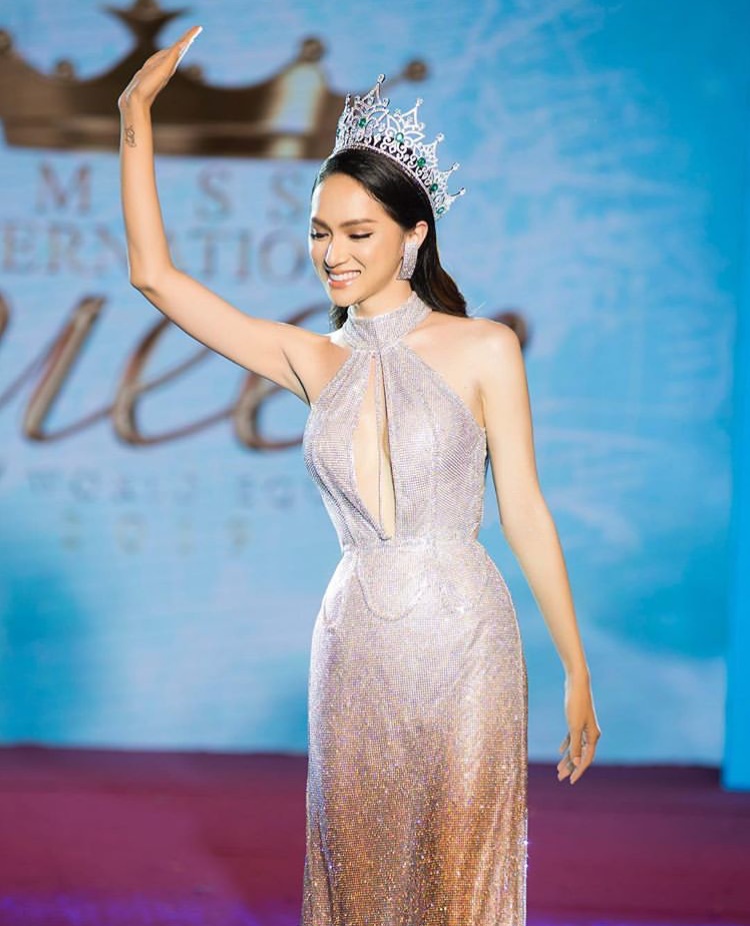 Hương Giang sắp hết nhiệm kỳ hoa hậu, fan xúi giục đừng trả vương miện