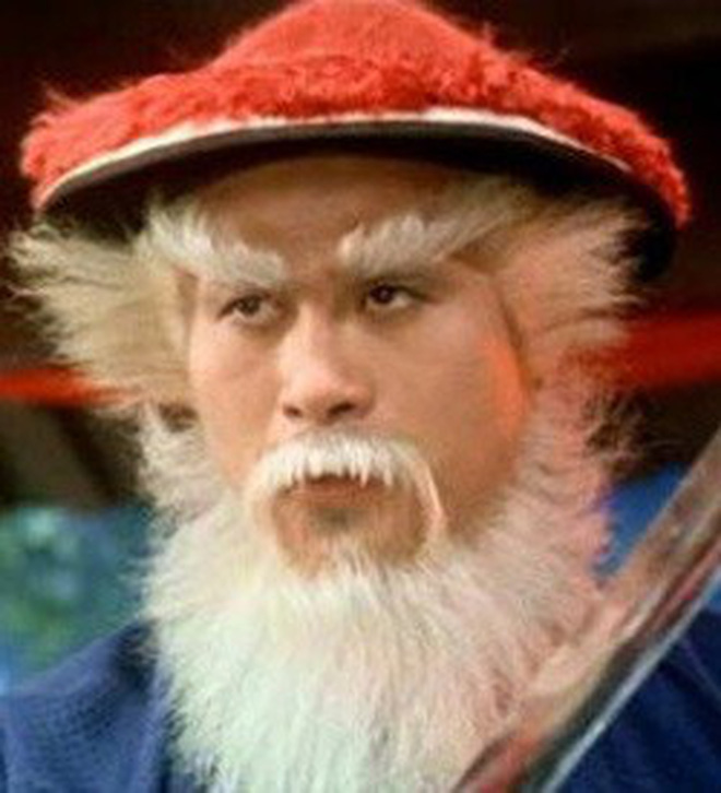 Sự thật bội phục đằng sau màn trợn mắt trắng dã kinh điển của Kim Mao Sư vương ở Ỷ Thiên Đồ Long Ký 2003