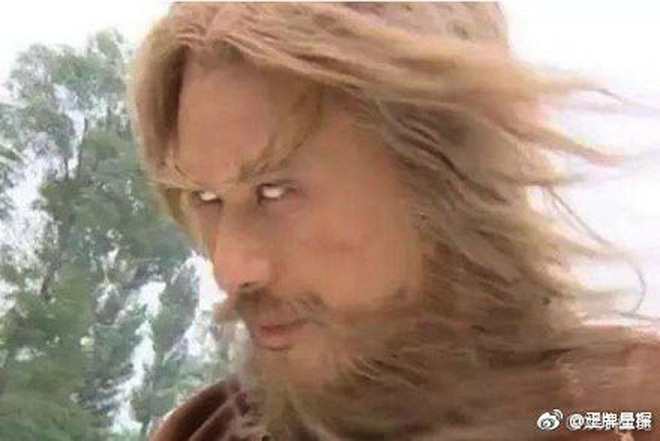 Sự thật bội phục đằng sau màn trợn mắt trắng dã kinh điển của Kim Mao Sư vương ở Ỷ Thiên Đồ Long Ký 2003