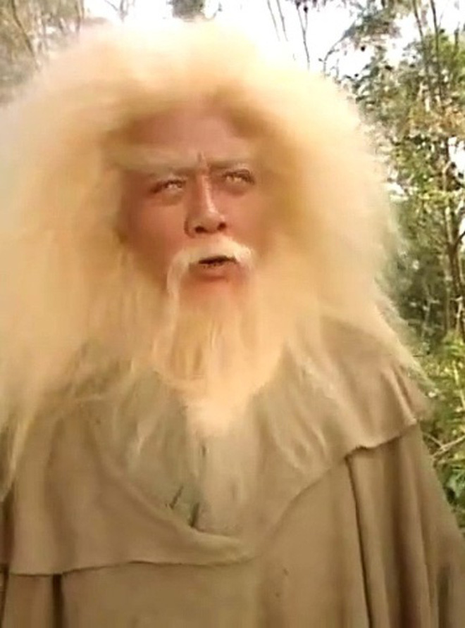 Sự thật bội phục đằng sau màn trợn mắt trắng dã kinh điển của Kim Mao Sư vương ở Ỷ Thiên Đồ Long Ký 2003