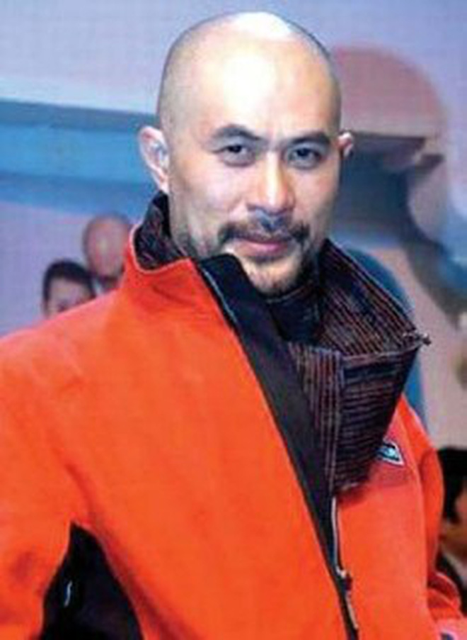 Sự thật bội phục đằng sau màn trợn mắt trắng dã kinh điển của Kim Mao Sư vương ở Ỷ Thiên Đồ Long Ký 2003