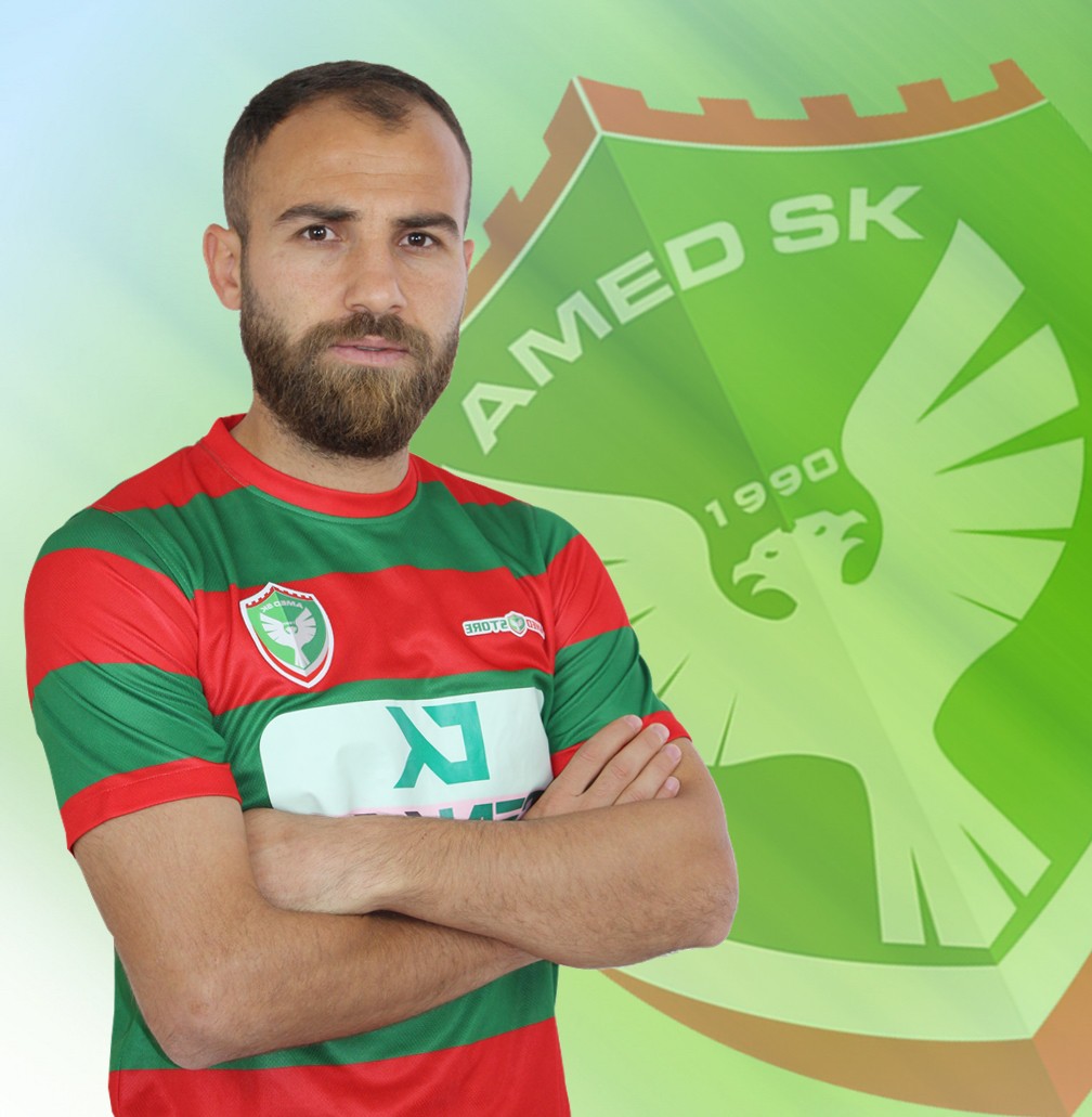 Cầu thủ mang theo dao cạo cứa cổ đối phương ngay trên sân