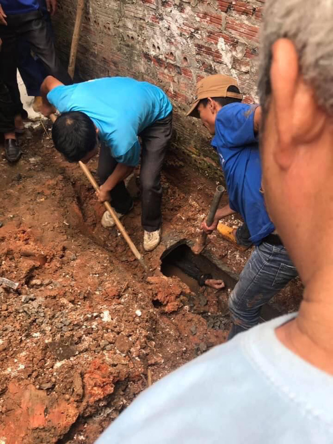 Kinh ngạc phát hiện nam thanh niên chui tọt vào ống cống nước thải nhỏ hẹp
