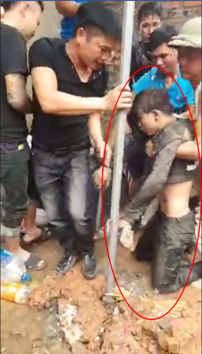 Kinh ngạc phát hiện nam thanh niên chui tọt vào ống cống nước thải nhỏ hẹp