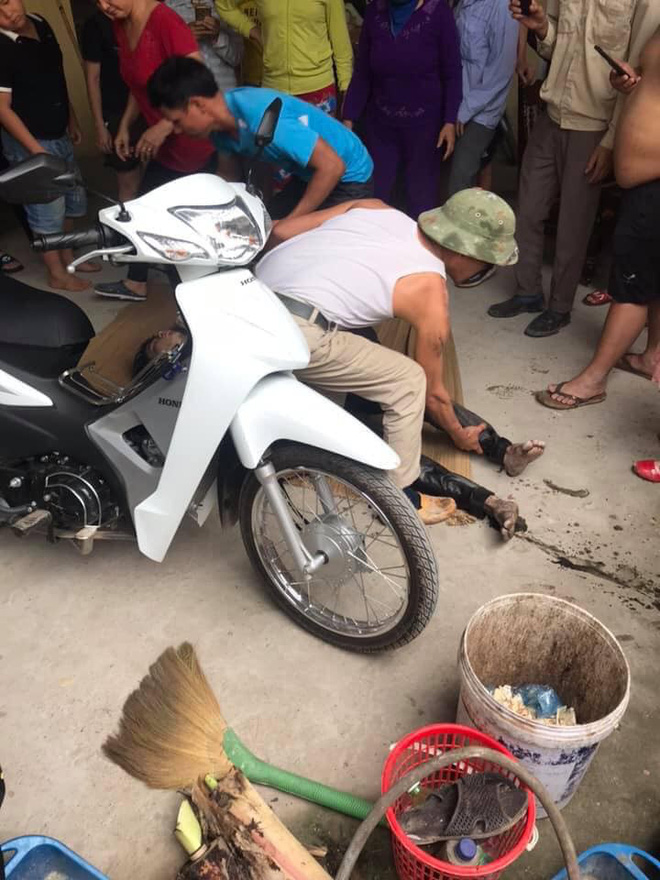 Kinh ngạc phát hiện nam thanh niên chui tọt vào ống cống nước thải nhỏ hẹp