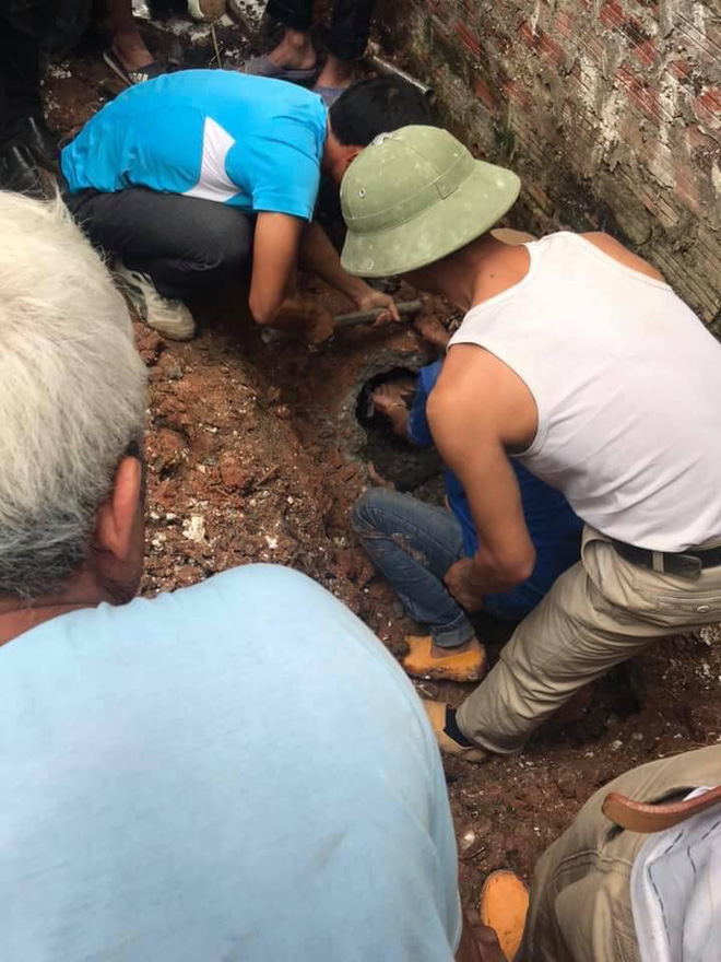 Kinh ngạc phát hiện nam thanh niên chui tọt vào ống cống nước thải nhỏ hẹp