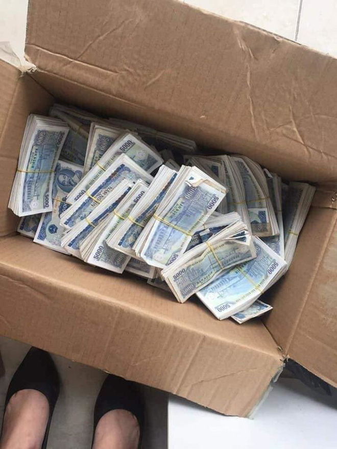 Chồng mang thùng tiền lẻ đi mua điện thoại 23 triệu tặng vợ ngày 8/3, cả cửa hàng được phen choáng váng vì đếm tiền mỏi tay