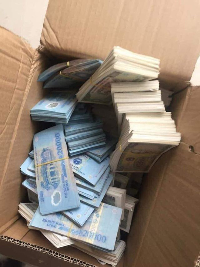 Chồng mang thùng tiền lẻ đi mua điện thoại 23 triệu tặng vợ ngày 8/3, cả cửa hàng được phen choáng váng vì đếm tiền mỏi tay