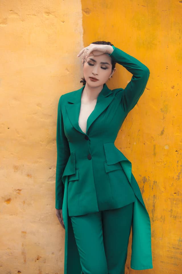 Nhan sắc rạng rỡ của nữ ca sĩ vừa trở về Việt Nam sau 15 năm biệt xứ vì scandal ảnh nóng