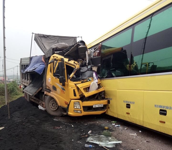 Ô tô đấu đầu dính chặt, chục thanh niên hì hục phá cabin cứu tài xế