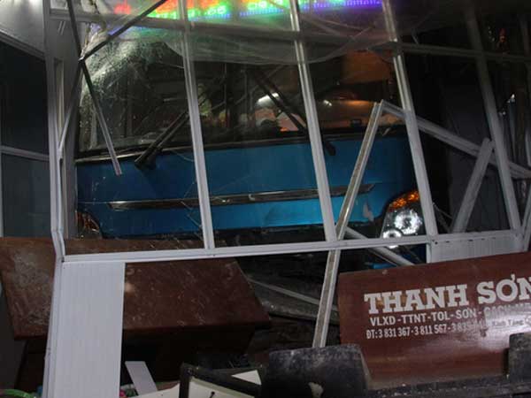 Bắt giam lơ xe khách tông nát nhà chờ khiến 6 người thương vong