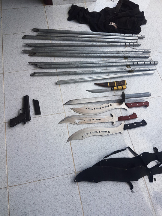 3 ôtô chở 22 kẻ xăm mình và kho hung khí