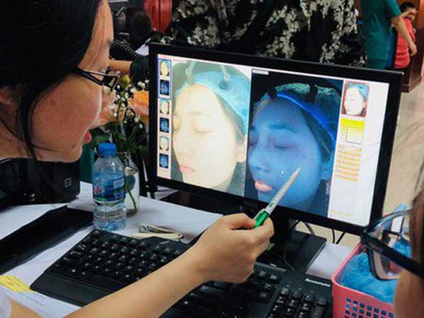 Thiếu nữ 15 tuổi dày đặc mụn trứng cá sau khi tự ý bôi thuốc