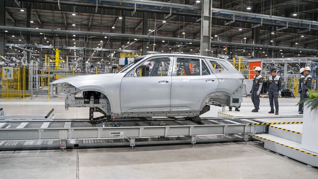 VinFast lại chơi lớn, đem xe tới Geneva Motor Show 2019 khi Lux chỉ còn 2 ngày nữa là hoàn thiện chiếc đầu tiên lắp ở Việt Nam VinFast lại chơi lớn, đem xe tới Geneva Motor Show 2019 khi Lux chỉ còn 2 ngày nữa là hoàn thiện chiếc đầu tiên lắp ở Việt Nam