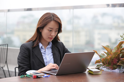 Phóng viên xinh đẹp đài SBS: Bánh mỳ và phở ở Việt Nam vừa ngon vừa rẻ