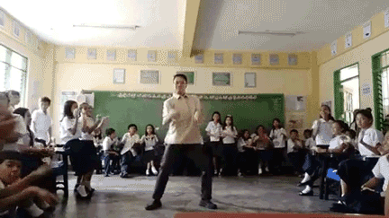 Khi bạn đam mê nhảy múa nhưng bố mẹ lại bắt làm giáo viên: Thầy giáo nhà người ta là đây chứ đâu!