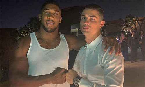 Anthony Joshua gặp vạ vì ngưỡng mộ Ronaldo
