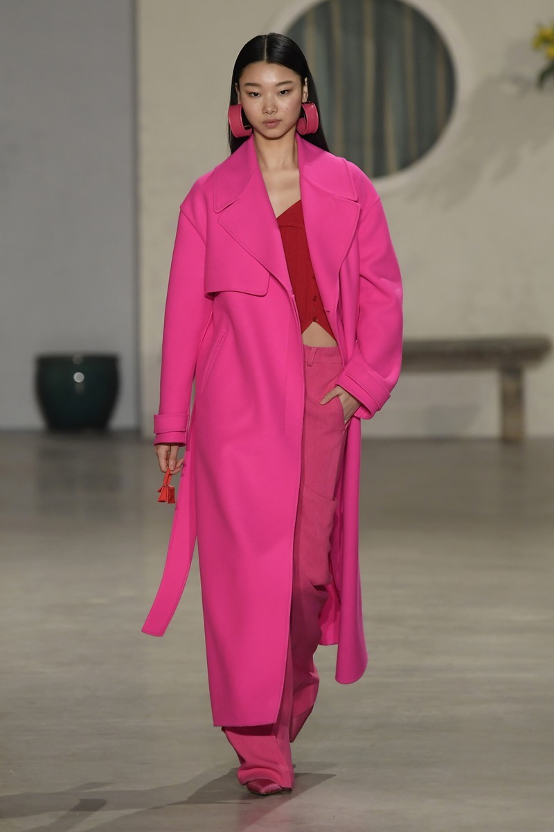 Túi xách nhỏ bằng bao diêm giá gần 12 triệu: Chả biết dùng làm gì