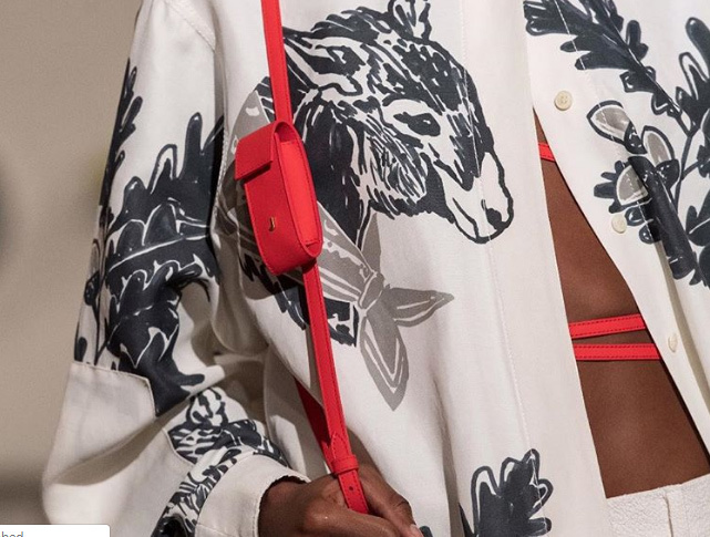 Túi xách nhỏ bằng bao diêm giá gần 12 triệu: Chả biết dùng làm gì