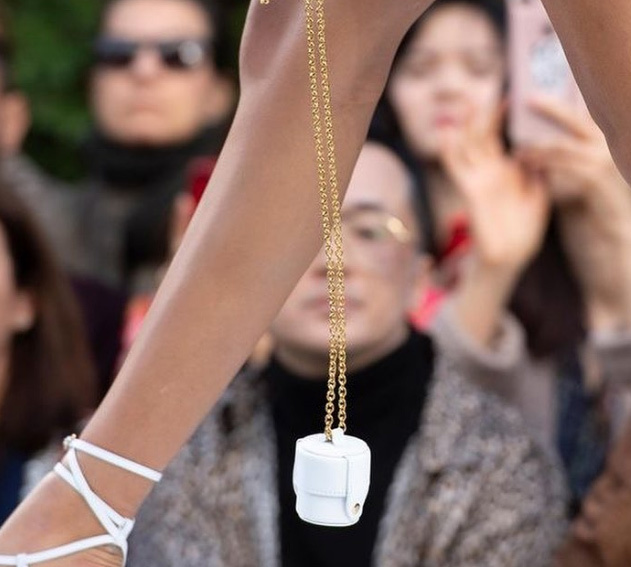 Túi xách nhỏ bằng bao diêm giá gần 12 triệu: Chả biết dùng làm gì