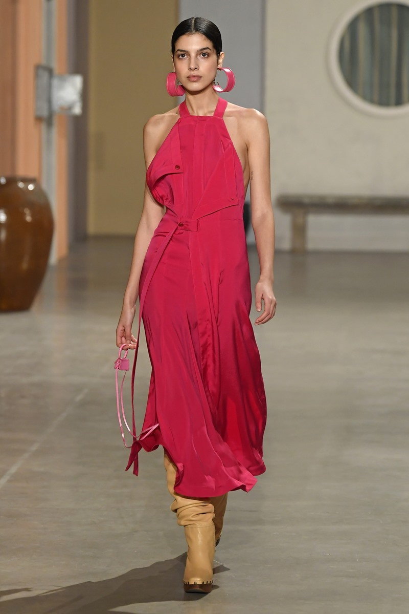 Túi xách nhỏ bằng bao diêm giá gần 12 triệu: Chả biết dùng làm gì