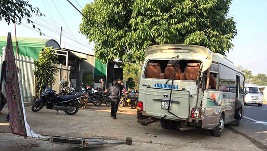 Hai xe khách tông nhau, 50 hành khách hoảng loạn la hét