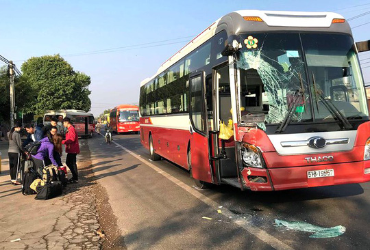 Hai xe khách tông nhau, 50 hành khách hoảng loạn la hét
