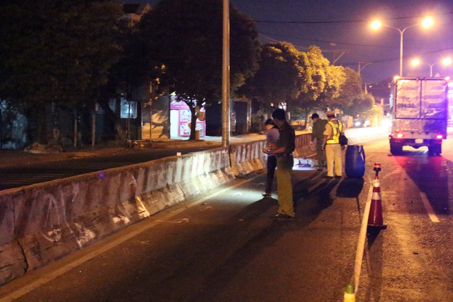 Người đàn ông nằm chết trên đường sau tiếng động lớn