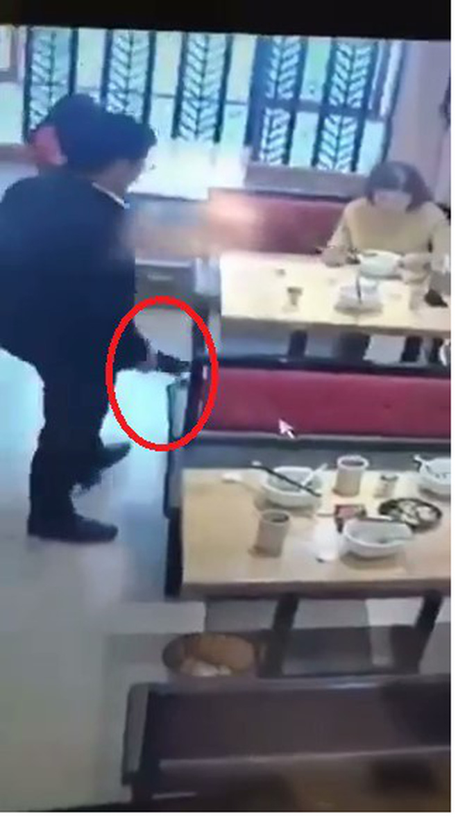 Bát phở đắt nhất MXH: Đi ăn sáng để quên iPhone X, khổ chủ ôm hận vì vừa quay đi đã có người cầm giúp