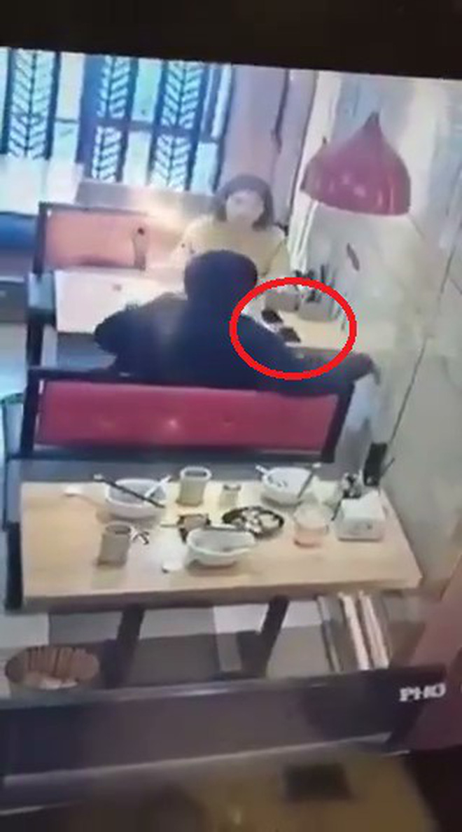 Bát phở đắt nhất MXH: Đi ăn sáng để quên iPhone X, khổ chủ ôm hận vì vừa quay đi đã có người cầm giúp