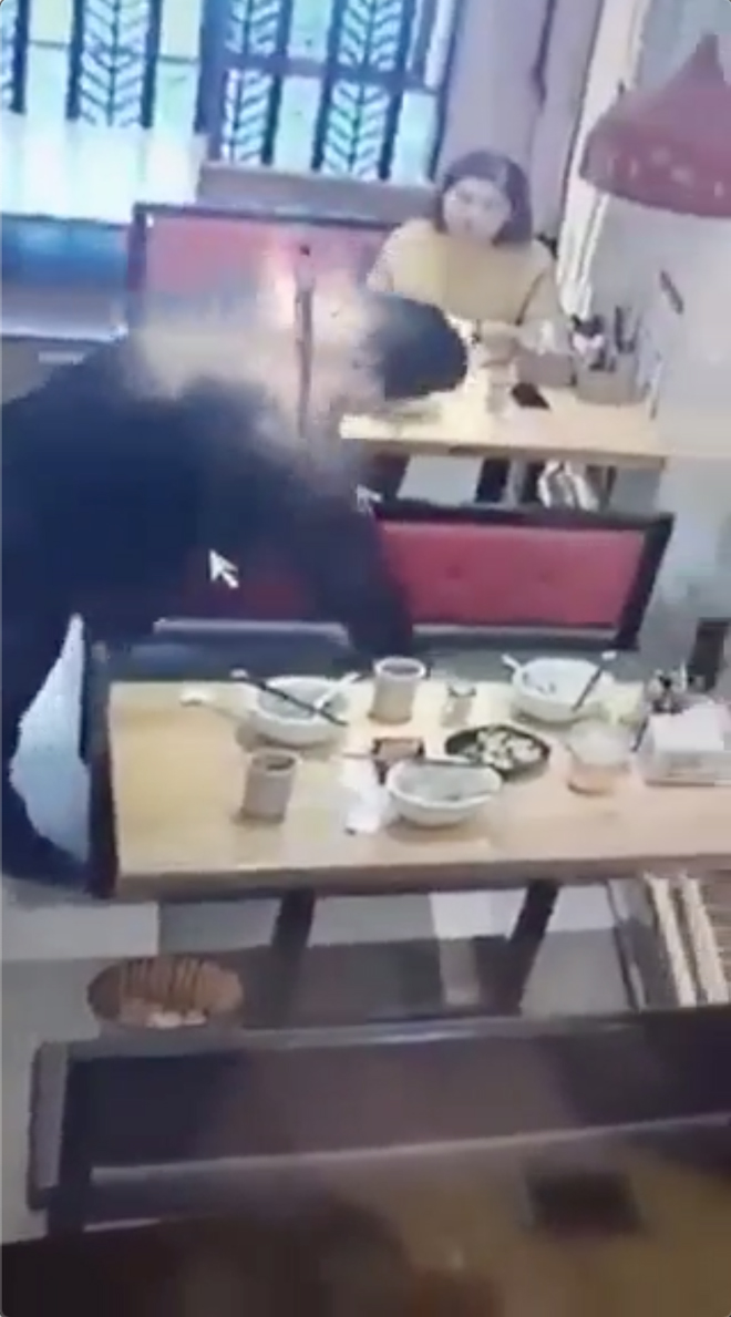 Bát phở đắt nhất MXH: Đi ăn sáng để quên iPhone X, khổ chủ ôm hận vì vừa quay đi đã có người cầm giúp