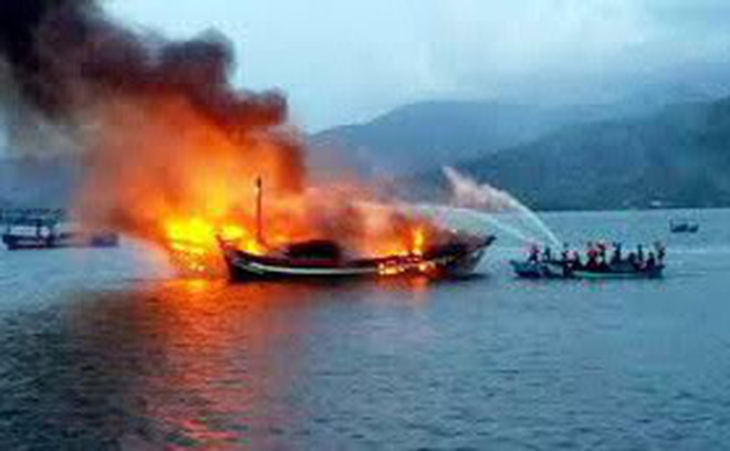 Tàu cá bất ngờ phát nổ, hai ngư phủ rơi xuống biển mất tích, 3 người bị thương Tàu cá bất ngờ phát nổ, hai ngư phủ rơi xuống biển mất tích, 3 người bị thương