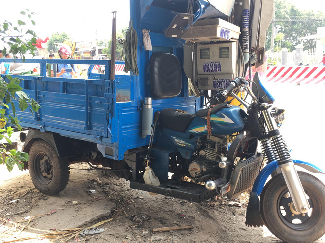 Người mẹ gào khóc thảm thiết bên thi thể con trai đi ngược chiều bị tai nạn tử vong