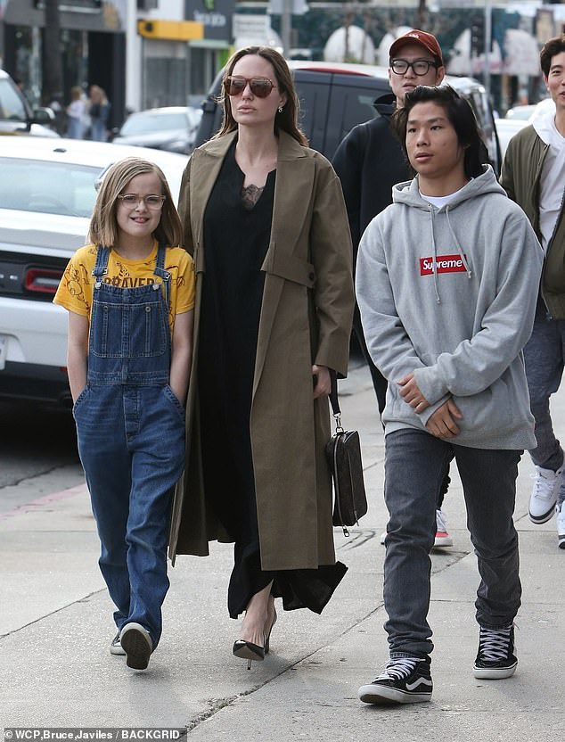 Angelina Jolie bị chính bố lũ trẻ chê trách vì kiểu chiều con như chiều vong?