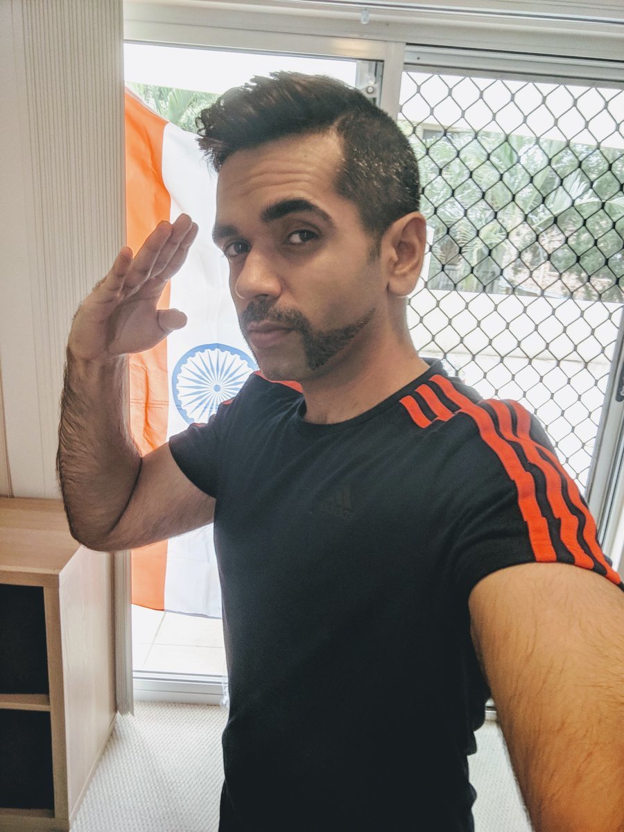 Dân Ấn phát sốt với kiểu râu của phi công bị bắn rơi