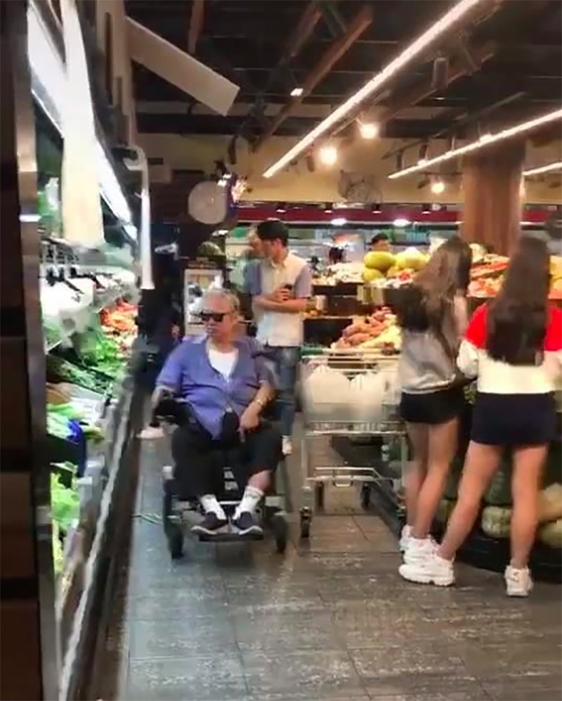 Bất ngờ trước cảnh tượng già nua tiều tụy của ngôi sao võ thuật Hồng Kim Bảo