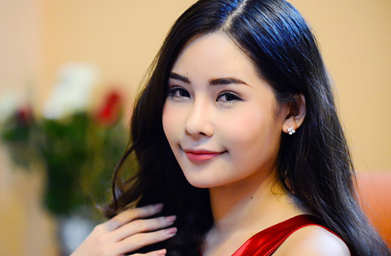 Ngân Anh so với thời mới đăng quang: Nhan sắc ngày càng khác lạ, môi không còn sưng phồng