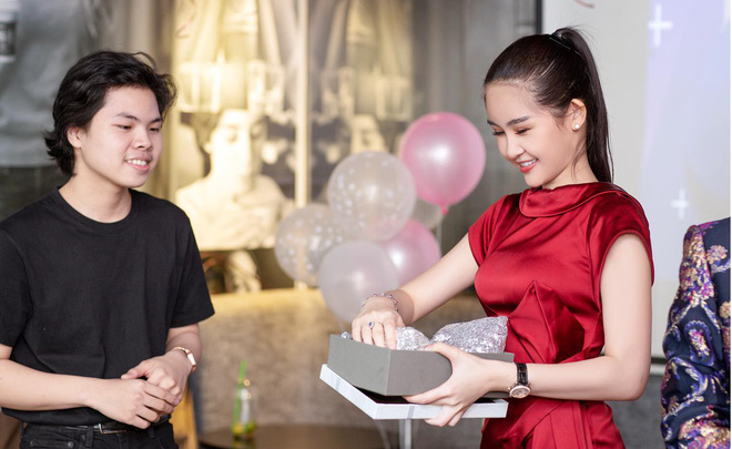 Ngân Anh so với thời mới đăng quang: Nhan sắc ngày càng khác lạ, môi không còn sưng phồng