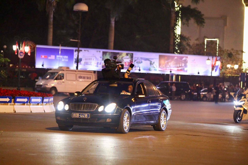 Tác phong mật vụ rất riêng của phóng viên Triều Tiên theo chân ông Kim Jong-un