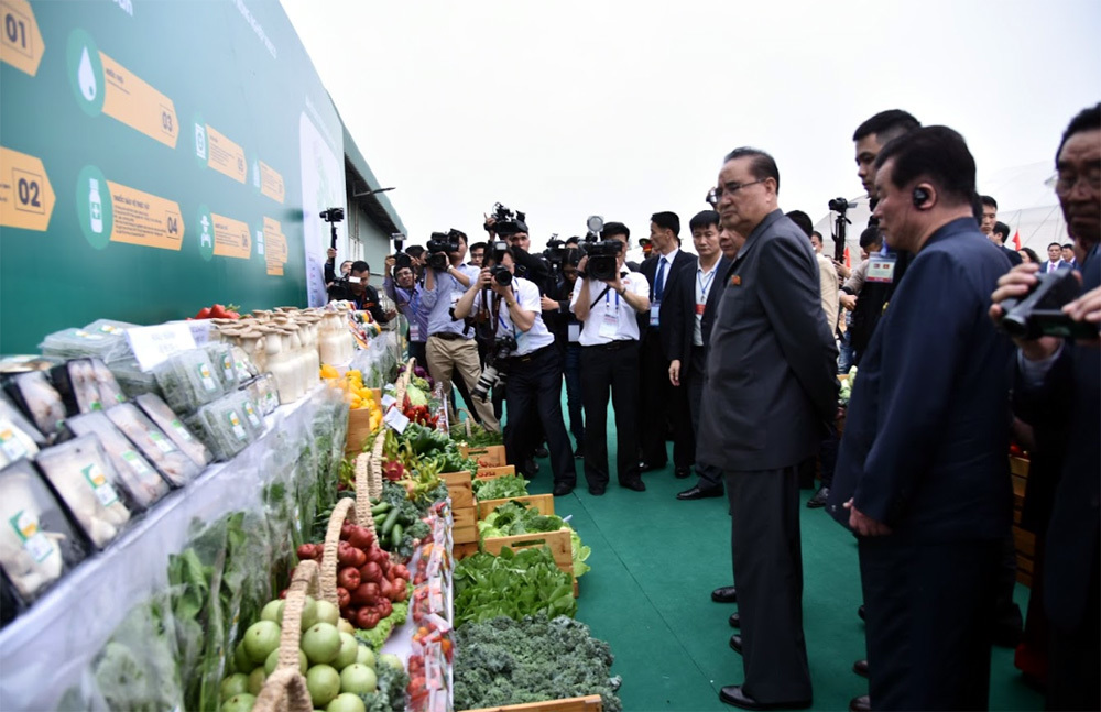 Tác phong mật vụ rất riêng của phóng viên Triều Tiên theo chân ông Kim Jong-un