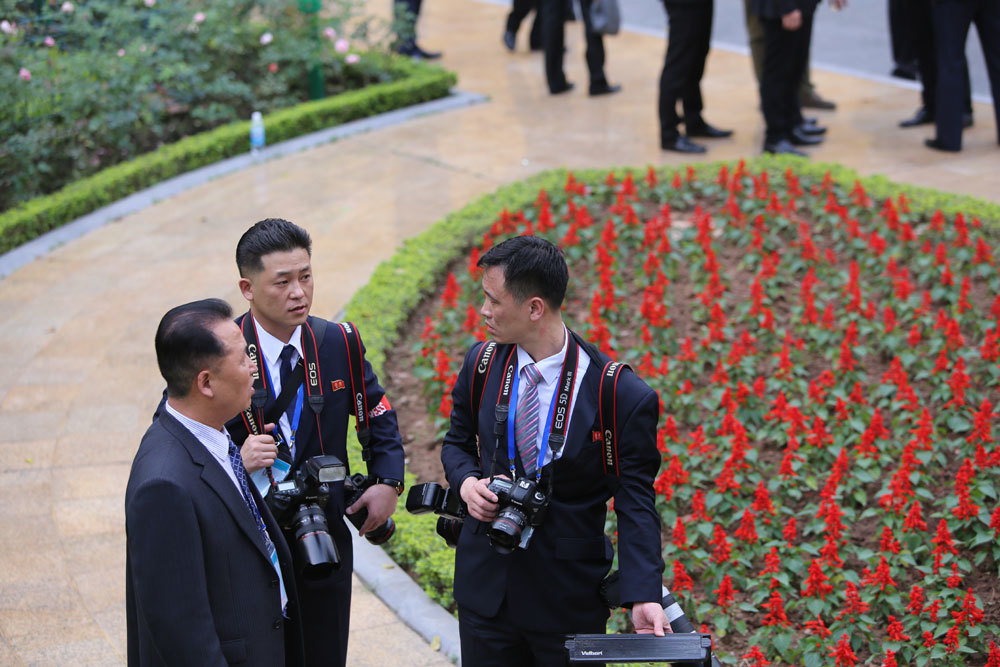 Tác phong mật vụ rất riêng của phóng viên Triều Tiên theo chân ông Kim Jong-un