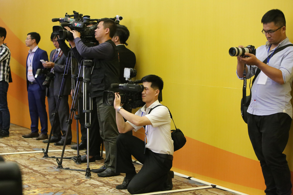 Tác phong mật vụ rất riêng của phóng viên Triều Tiên theo chân ông Kim Jong-un