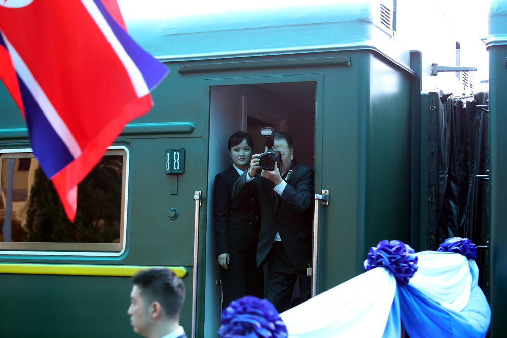 Tác phong mật vụ rất riêng của phóng viên Triều Tiên theo chân ông Kim Jong-un