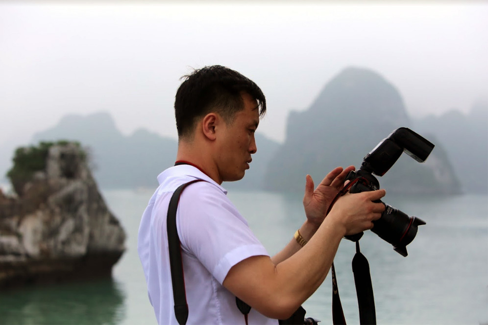 Tác phong mật vụ rất riêng của phóng viên Triều Tiên theo chân ông Kim Jong-un