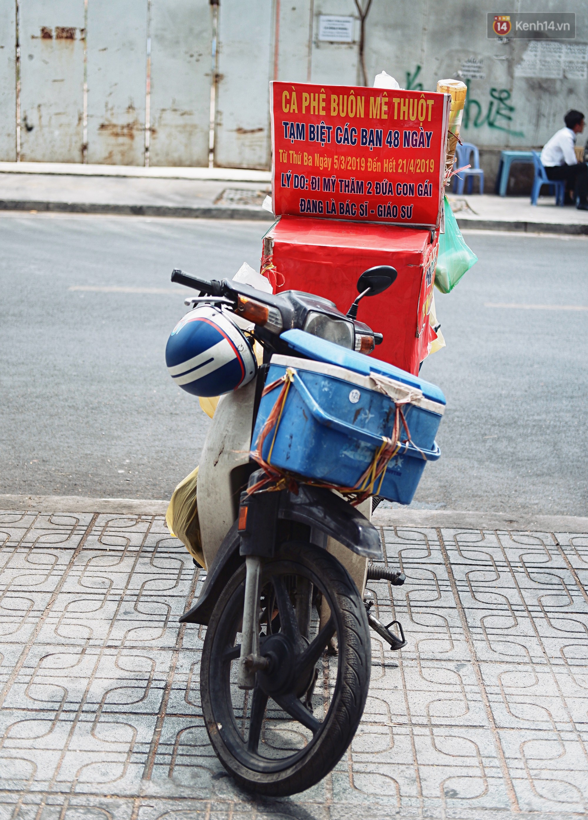 Chuyện đời của người cha sau tấm bảng thông báo đầy tự hào: Vợ mất, phải bán nhà để có tiền cho 2 cô con gái ăn học bên đất Mỹ